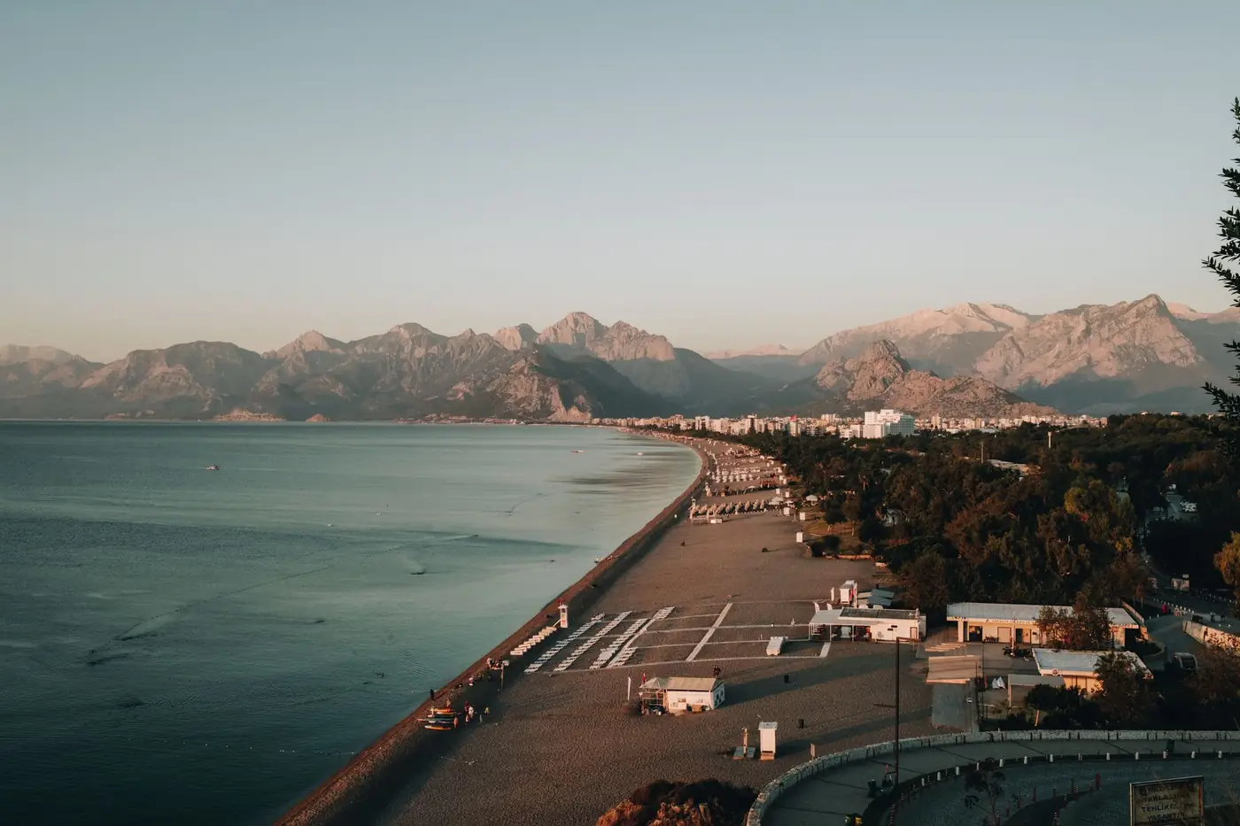 Kustlijn met bergen, strand en badplaats bij Antalya