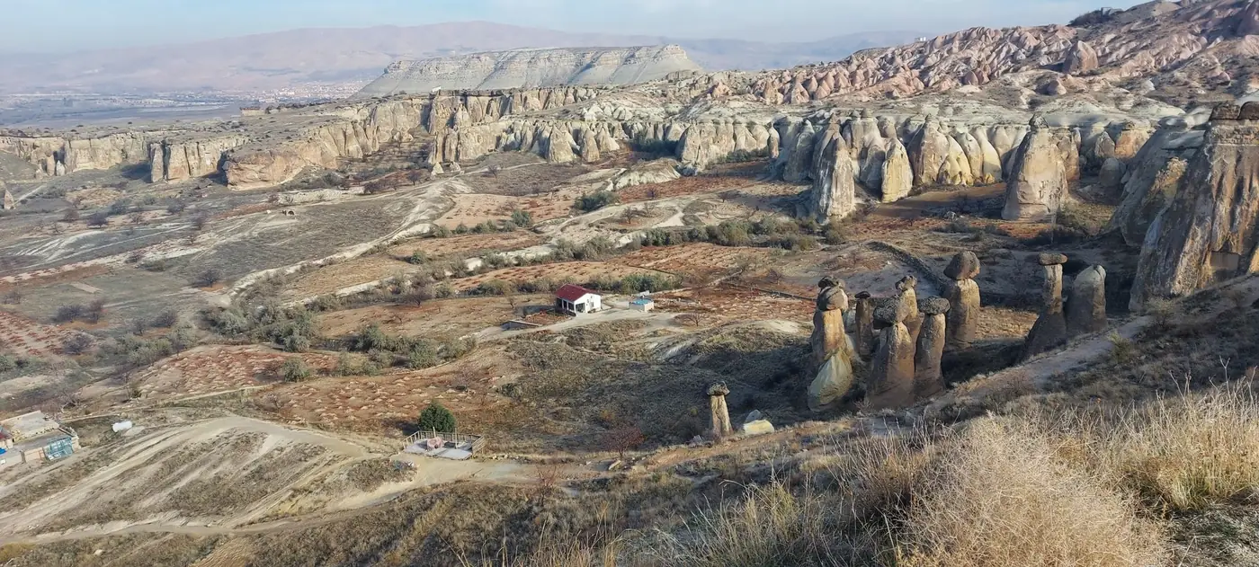Luchtfoto van geërodeerde rotsformaties en feeënschoorstenen in het landschap van Cappadocië