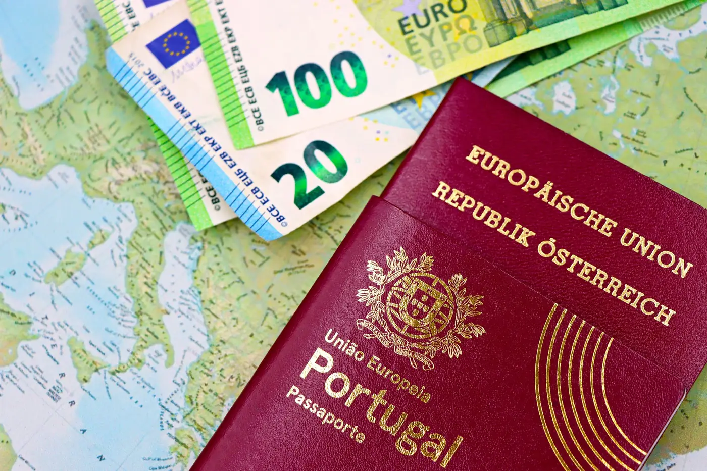 Paspoorten met eurobankbiljetten op een landkaart van Europa