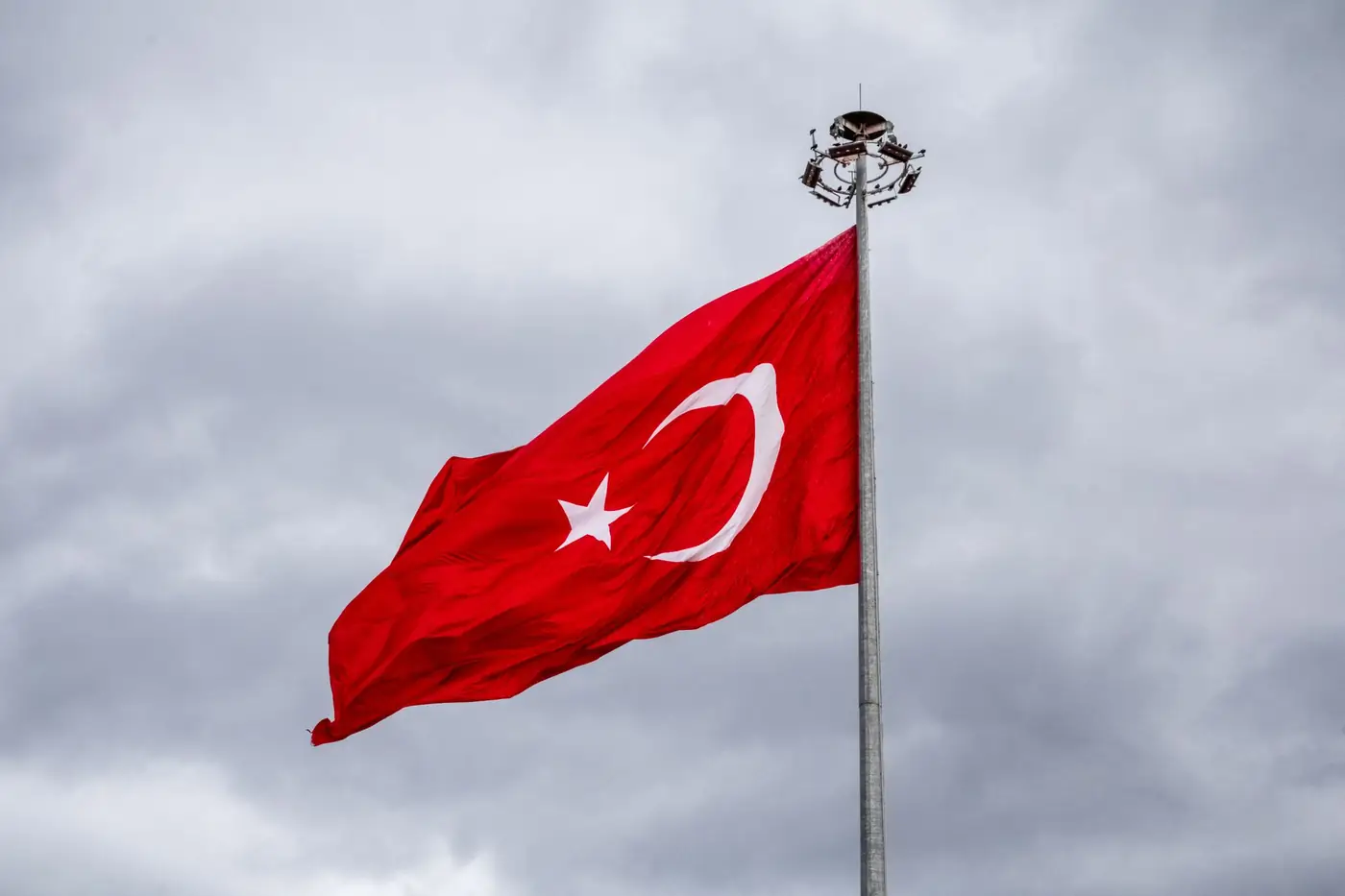 Turkse vlag wappert tegen een bewolkte lucht