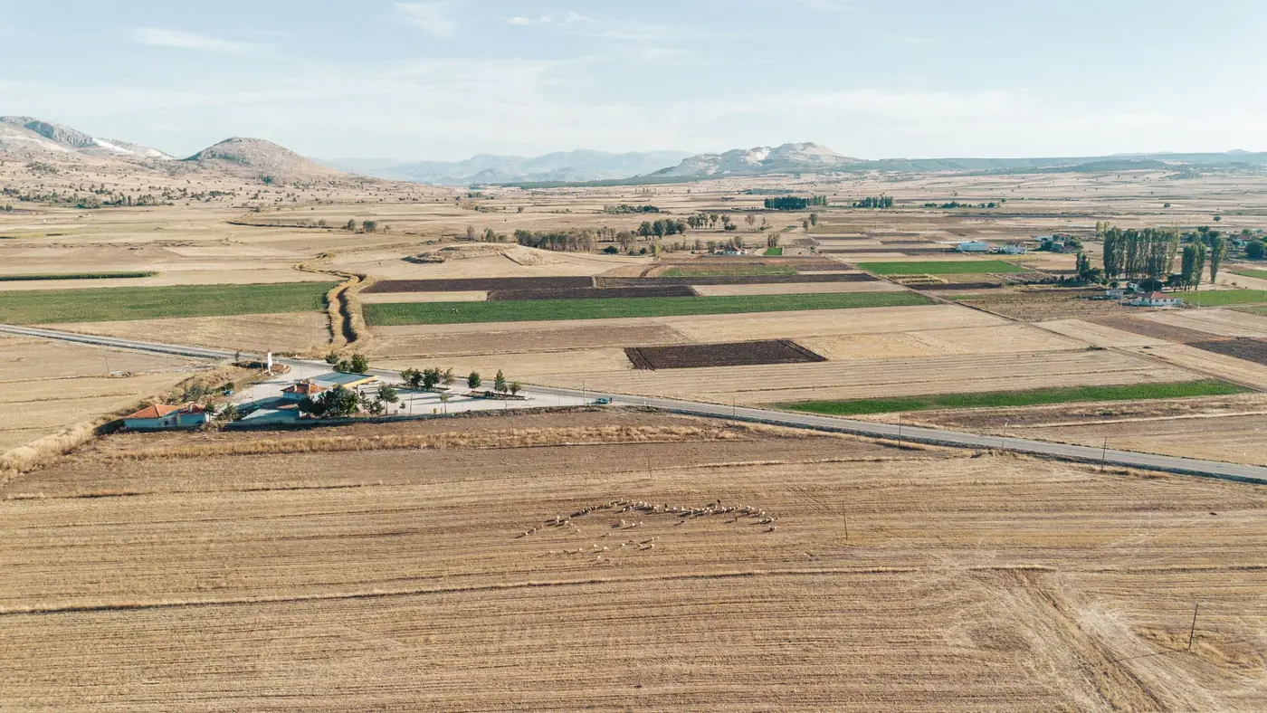 Luchtfoto van glooiend landbouwland en heuvels in Turkije