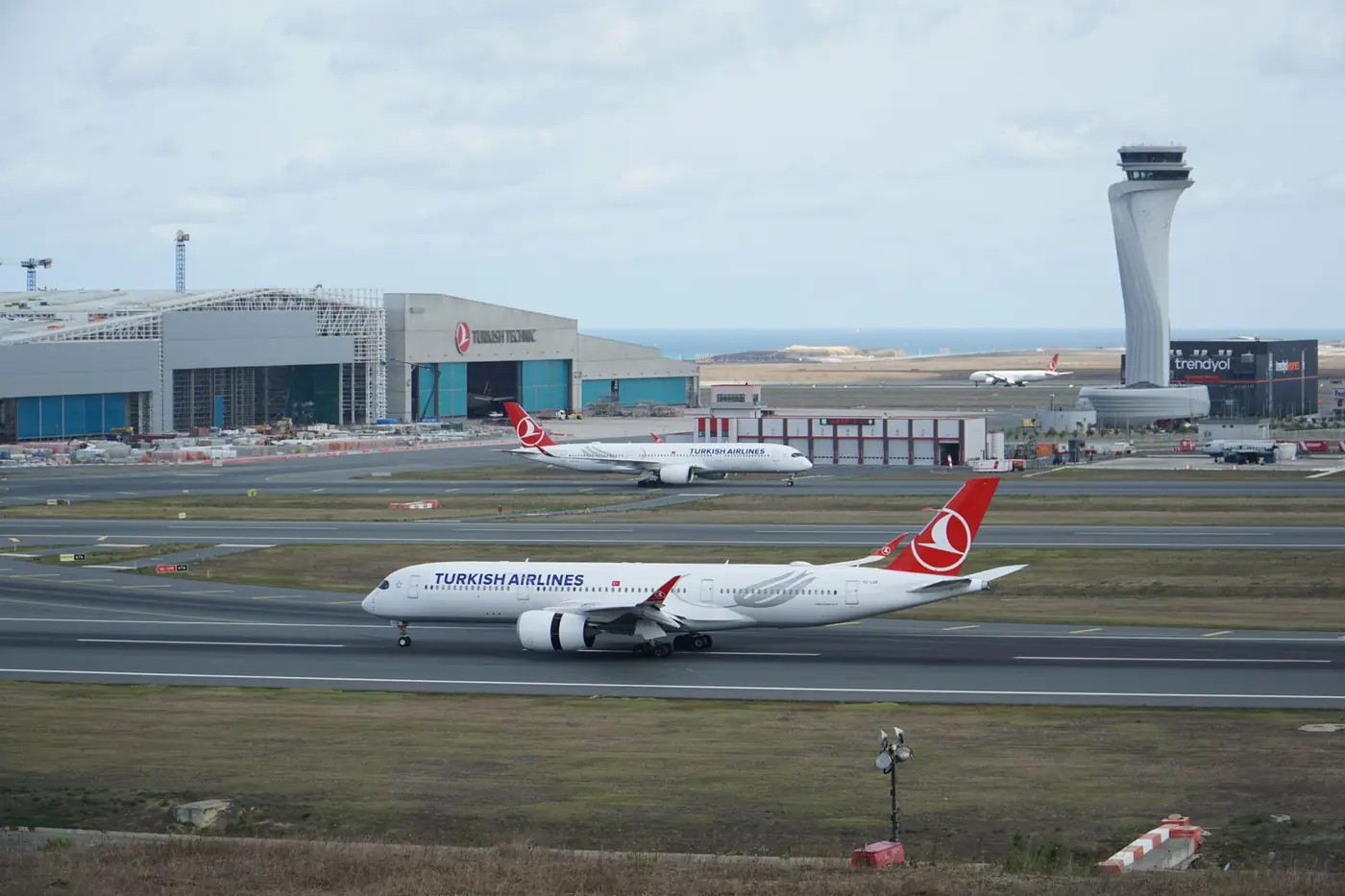 Vliegtuigen van Turkish Airlines op het platform van de luchthaven van Istanbul