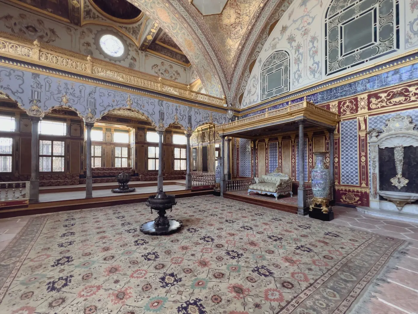 Rijk versierd interieur van een Ottomaans paleis met sierlijk meubilair