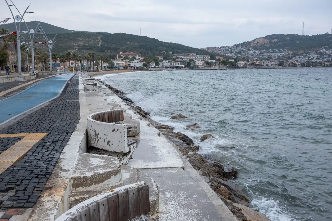 Rotsachtige kustlijn met helder water bij Foça, in de buurt van Izmir