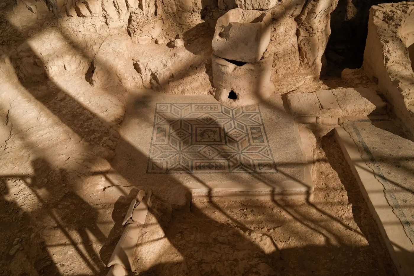 Close-up van een Romeins mozaïek met geometrische patronen bij een opgraving in Turkije