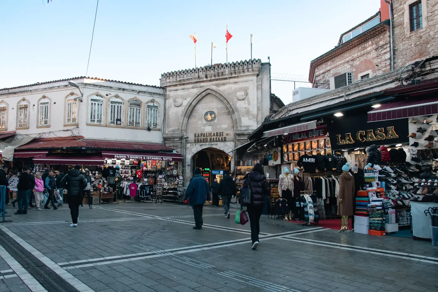 Ingang van de overdekte Grote Bazaar in Istanbul met kooplui en bezoekers