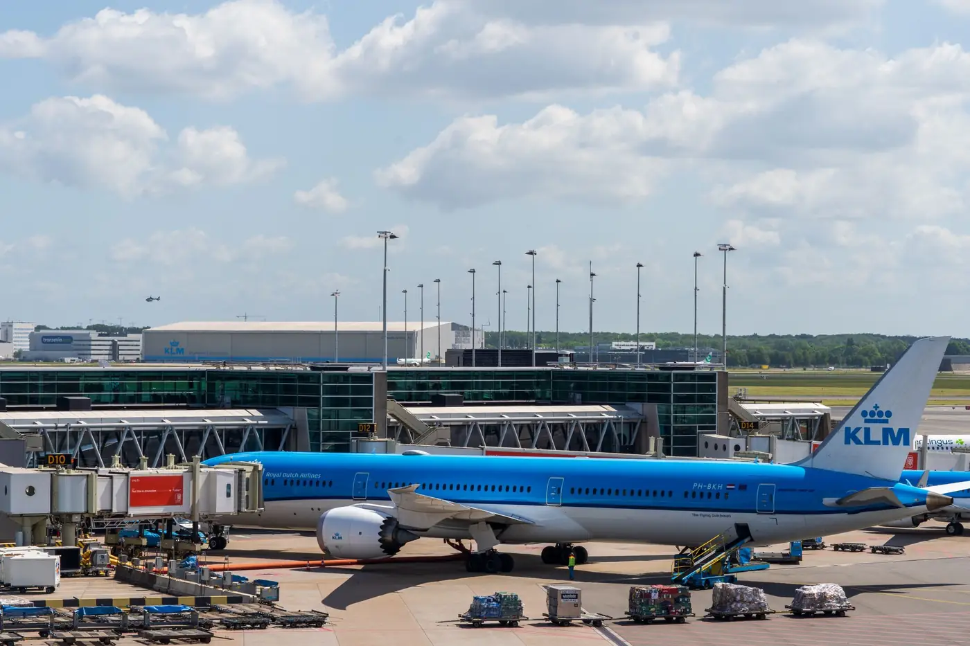 KLM-vliegtuig aan de gate op een luchthaven