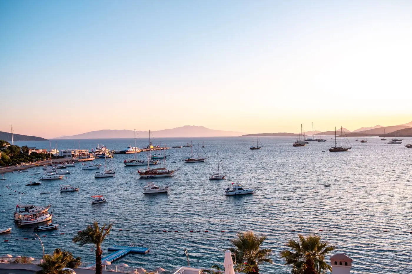 Boten in de haven van Bodrum bij zonsondergang