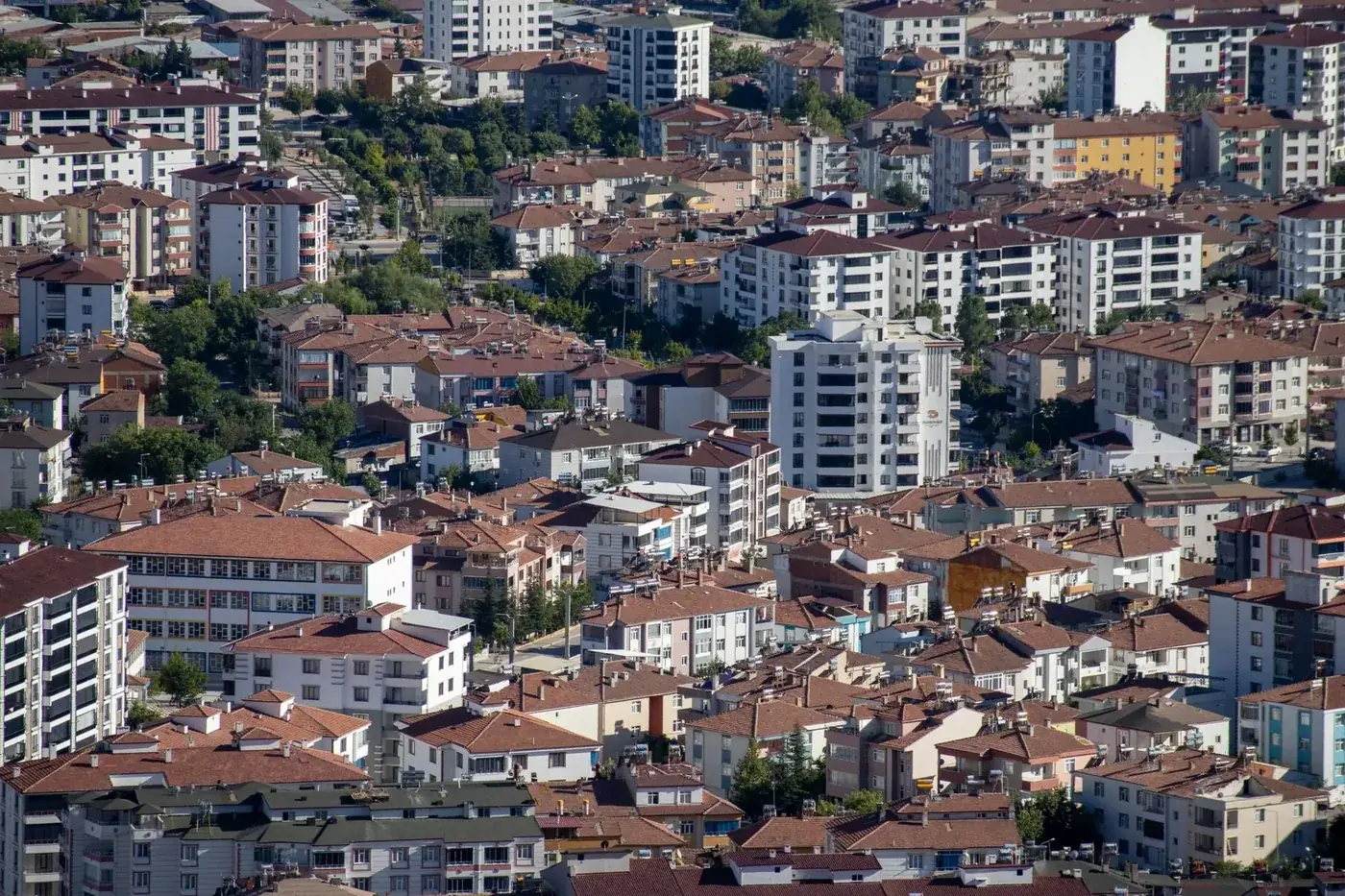 Aerial shot showcasing a densely packed residential area in Elâzığ, Türkiye.