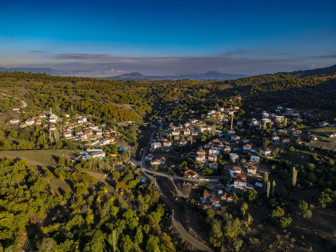 A breathtaking aerial view of Gedikler Village surrounded by lush landscape in Bursa, Türkiye.